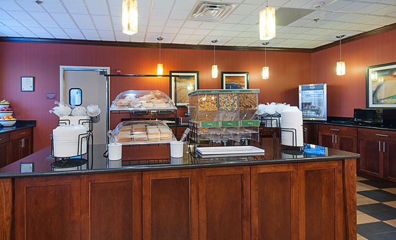 Comfort Inn Breakfast / Comfort inn's continental breakfast offers a wide variety of options such as after waking up early in the morning head to the hotel's dining room as fast as you can to get your free hot breakfast.